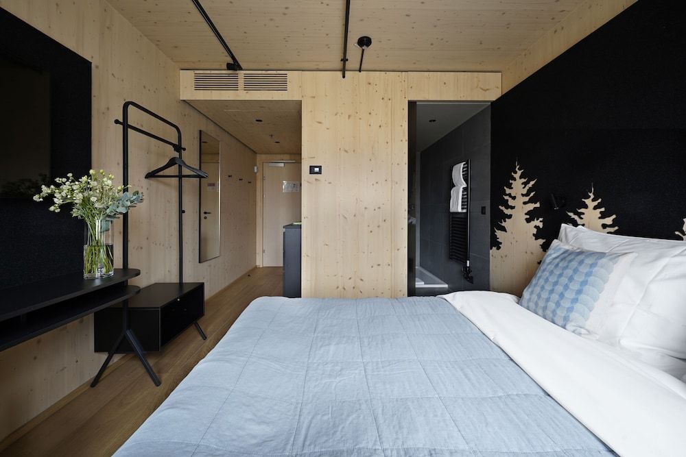 Numa Vienna Wood Medium Studio with Kitchenette 3