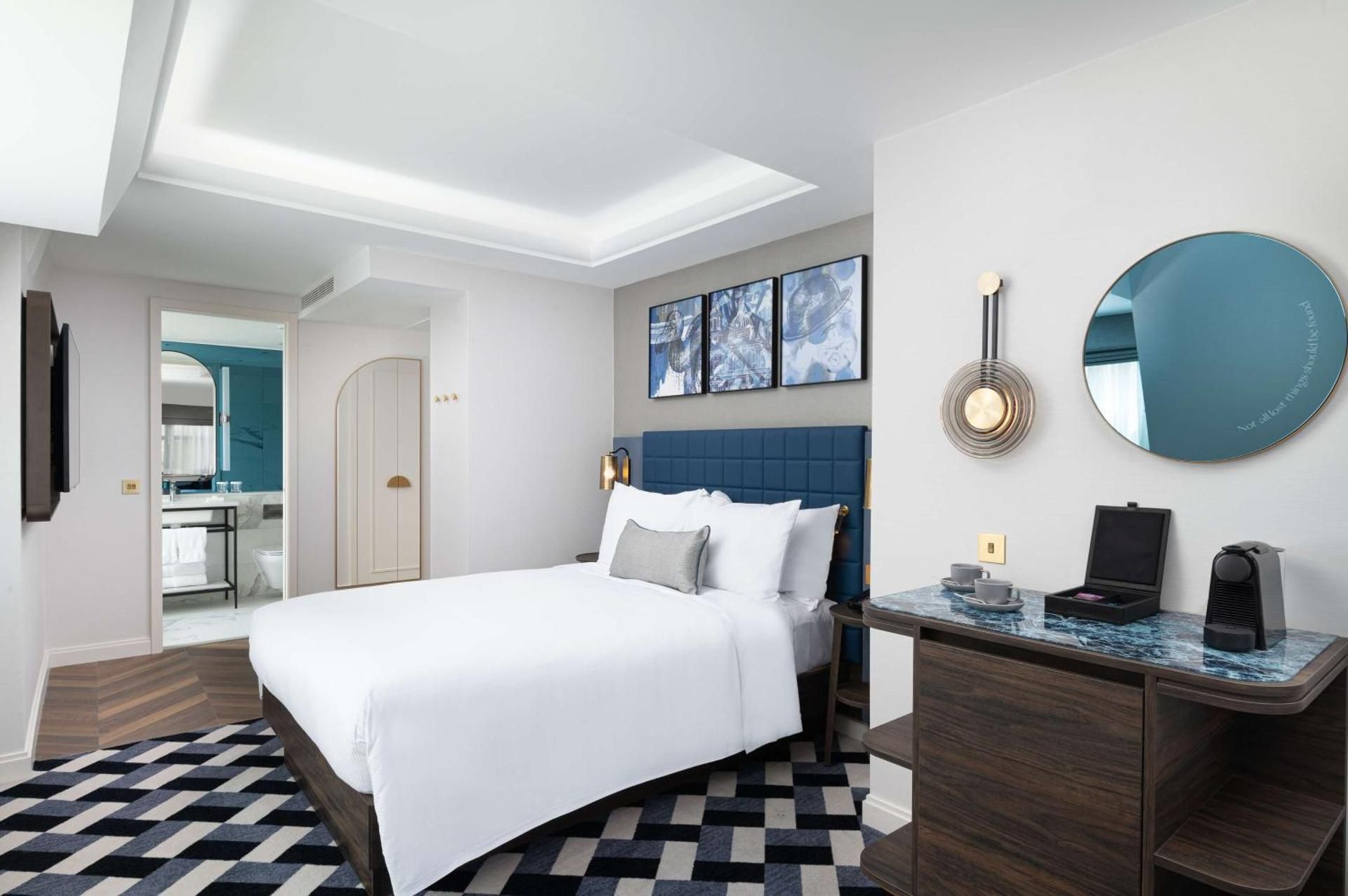 Deluxe Queen Room with View