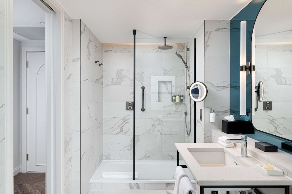 Lost Property St. Paul's London, Curio Collection By Hilton Room, 1 Queen Bed 4