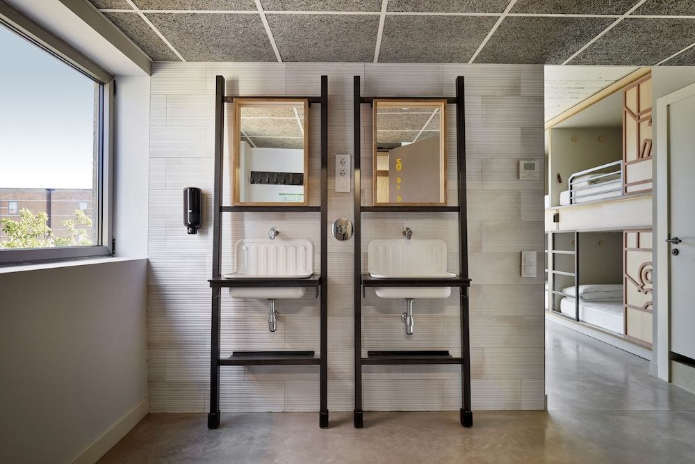 Unite Hostel Barcelona Family Room, Private Bathroom 3