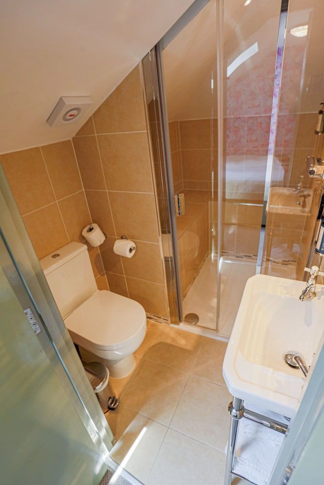 The Griffin Belle Hotel Vauxhall Economy Double Room, Ensuite 4