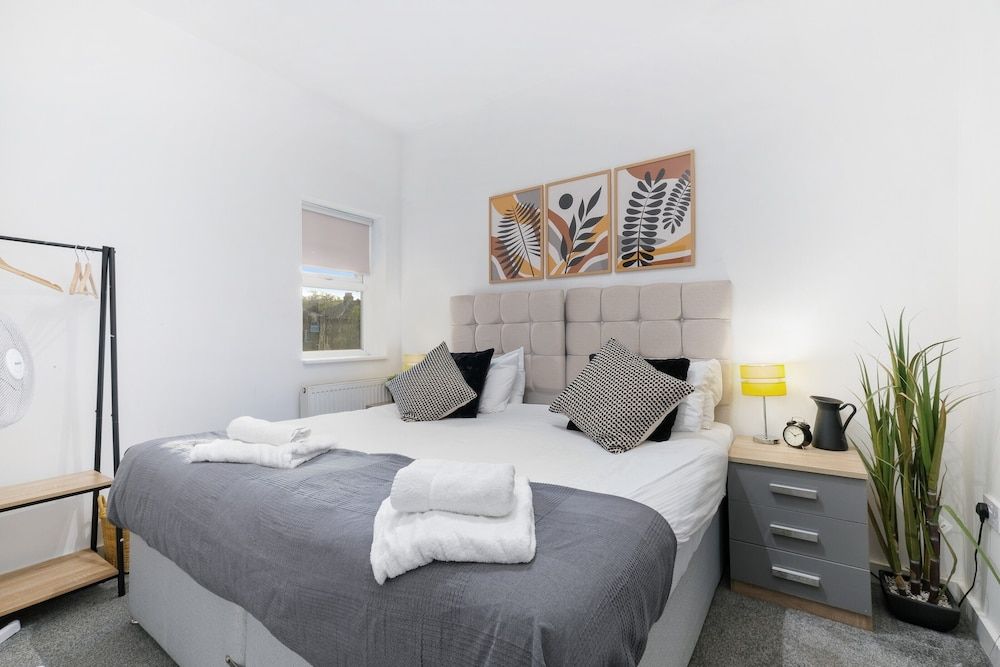 West Ealing SVD Apt. - 2 Bedroom 2 Bath Apartment, 2 Bedrooms