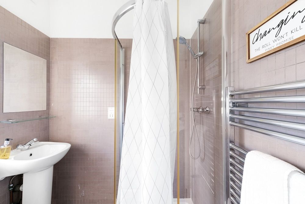 West Ealing SVD Apt. - 2 Bedroom 2 Bath Apartment, 2 Bedrooms 13