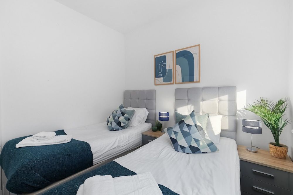 West Ealing SVD Apt. - 2 Bedroom 2 Bath Apartment, 2 Bedrooms 5