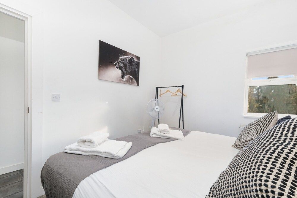 West Ealing SVD Apt. - 2 Bedroom 2 Bath Apartment, 2 Bedrooms 2