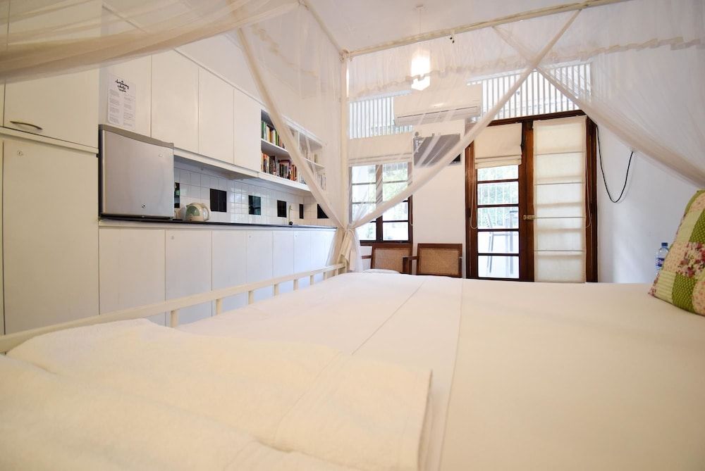 undefined Charming White Room 3