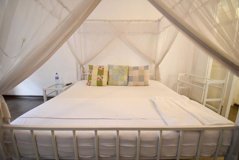 undefined Charming White Room 7