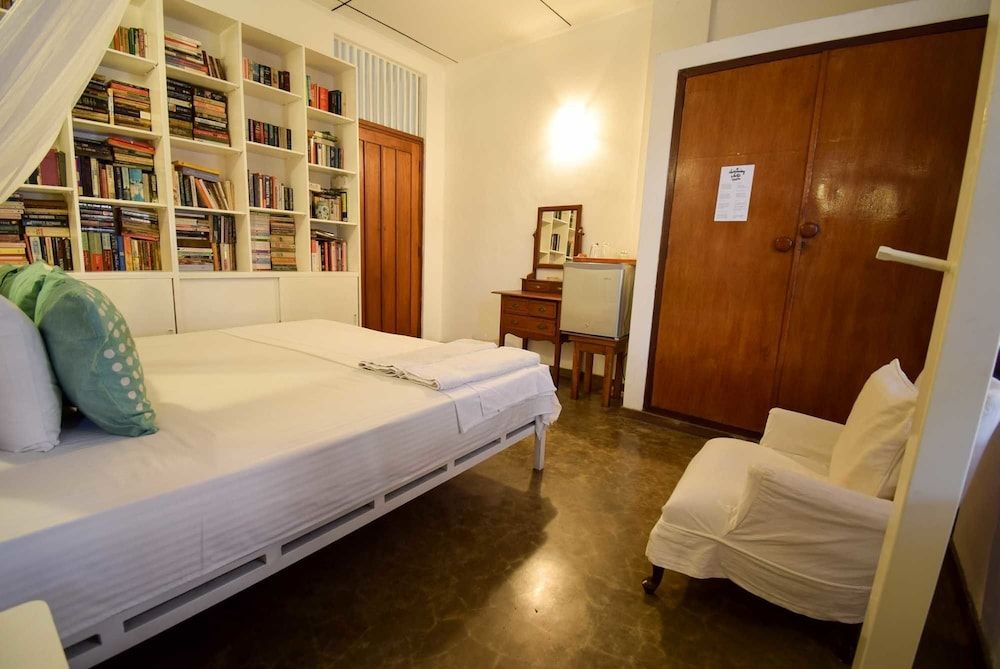 undefined Charming White Room 5