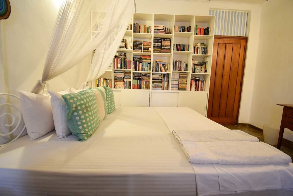 undefined Charming White Room 9