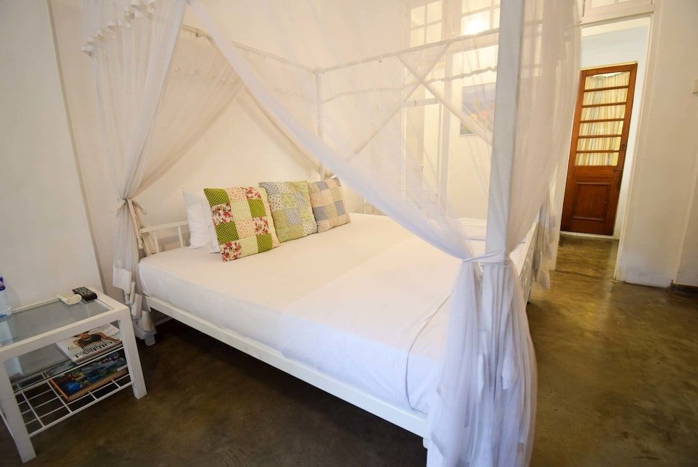 undefined Charming White Room 4