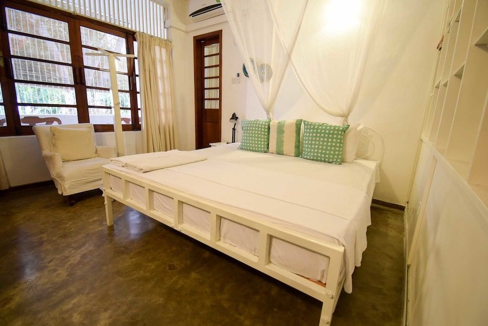 undefined Charming White Room 2