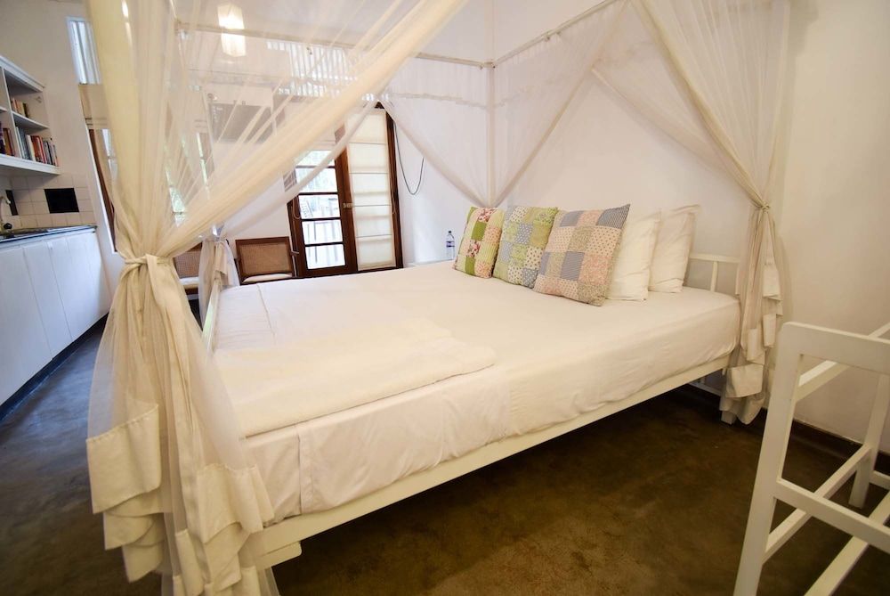 Charming White Room Standard Double Room, 1 Queen Bed, Private Bathroom, City View 11