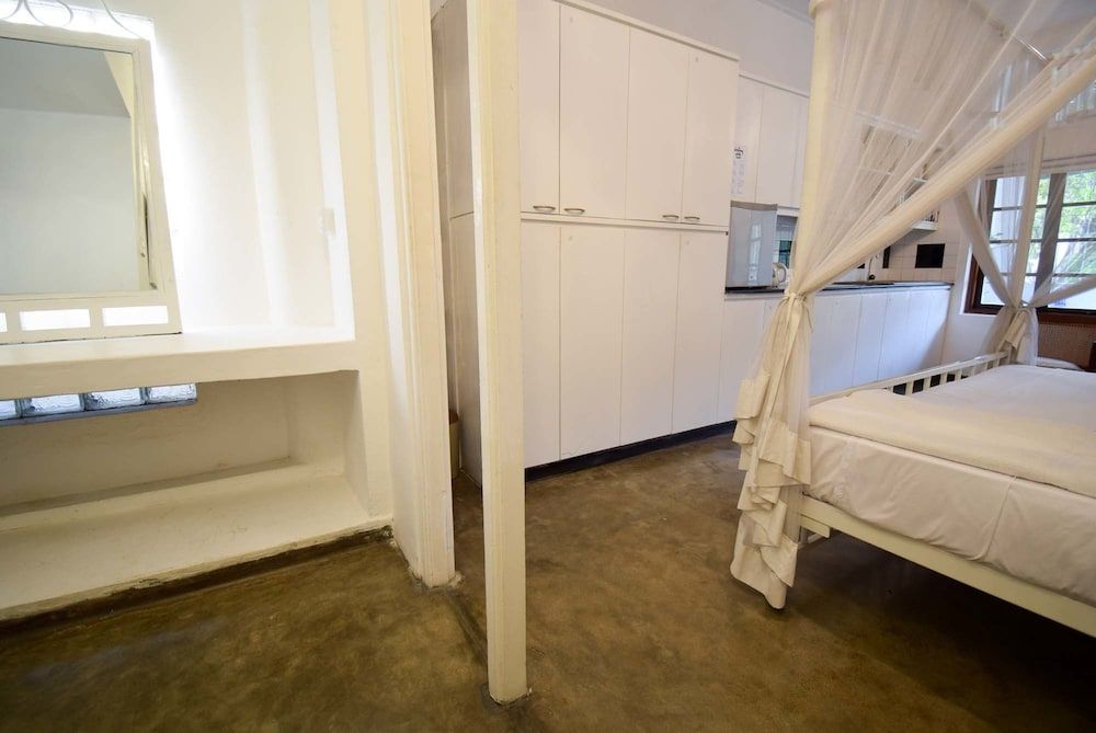 Charming White Room Standard Double Room, 1 Queen Bed, Private Bathroom, City View 20