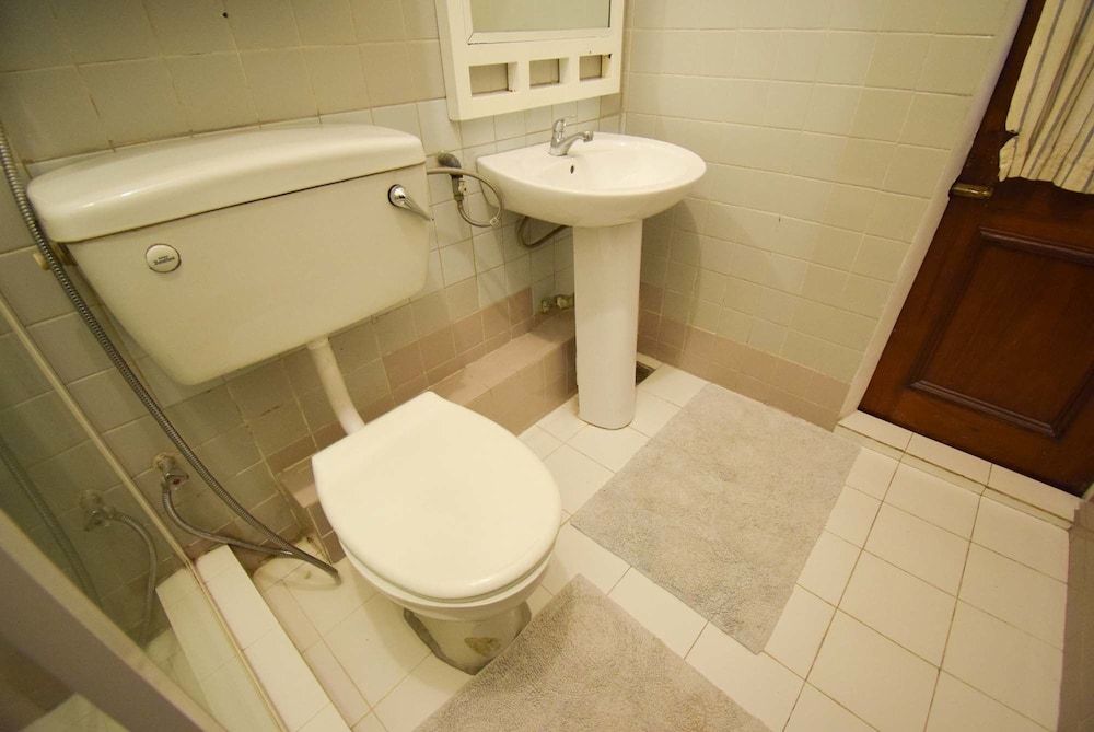 Charming White Room Standard Double Room, 1 Queen Bed, Private Bathroom, City View 14