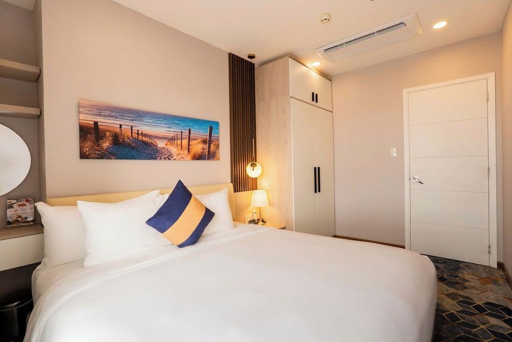 undefined La Vela Saigon Hotel