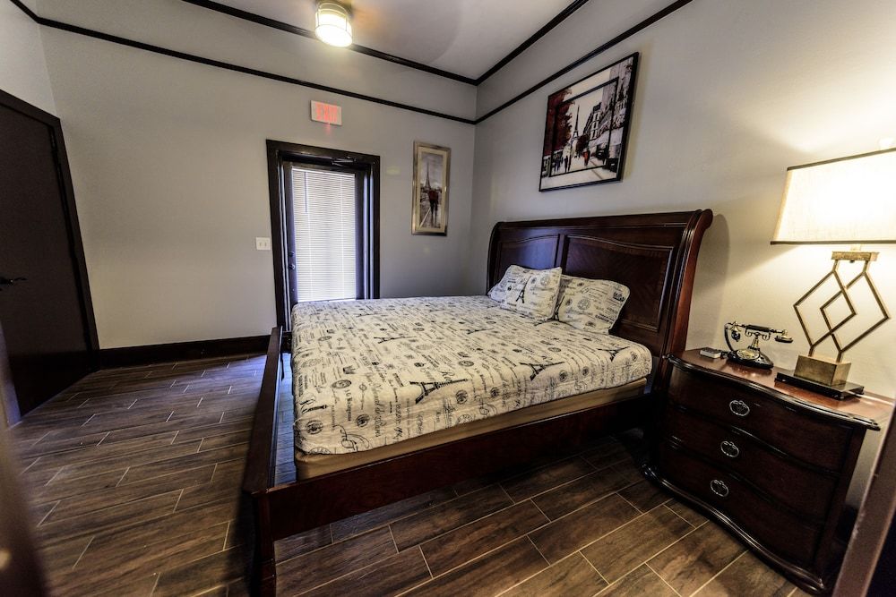Hotel DeFuniak Presidential Suite, 2 Bedrooms, Kitchenette, Twin over Full (Room 12) 3