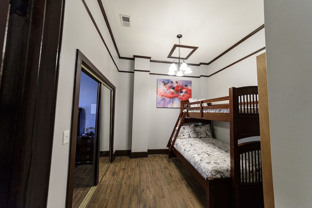 Hotel DeFuniak Presidential Suite, 2 Bedrooms, Kitchenette, Twin over Full (Room 12) 2