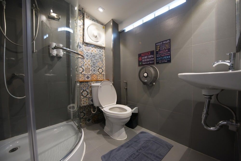 4Share Hostel - Adults Only Basic Double or Twin Room 7