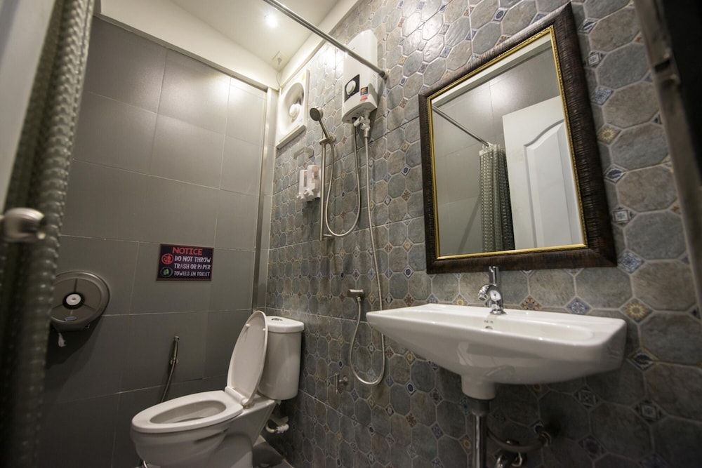 4Share Hostel - Adults Only Basic Double or Twin Room 6