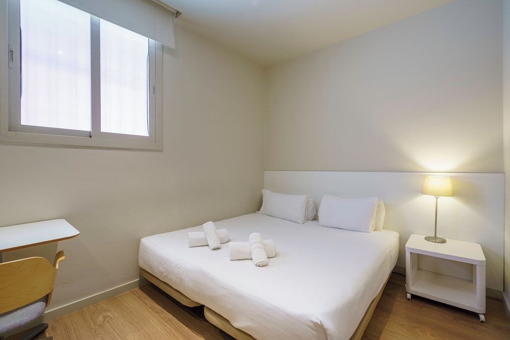 Ola Living Hostal Diagonal Double Room 6