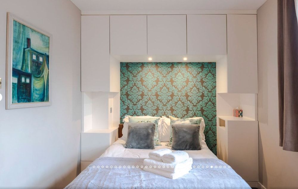 Neon Dream Playfull 2 bedroom Two-Bedroom Apartment 4