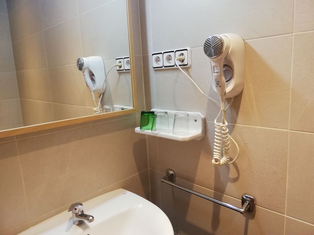 Hostal River Double or Twin Room, Private Bathroom 4