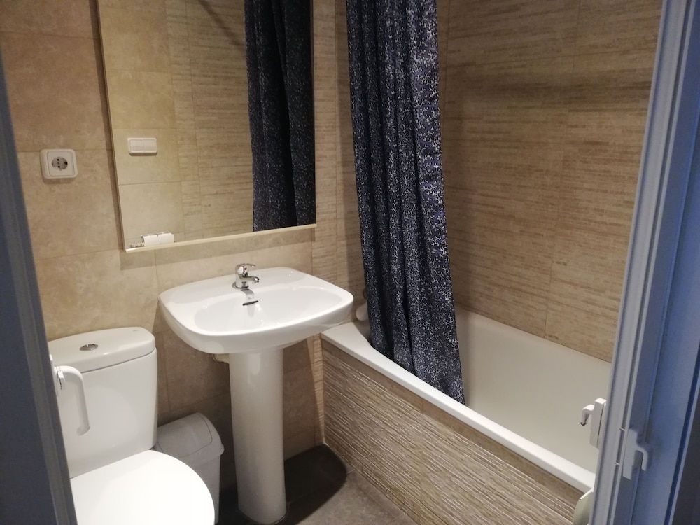 Hostal River Double or Twin Room, Private Bathroom 3