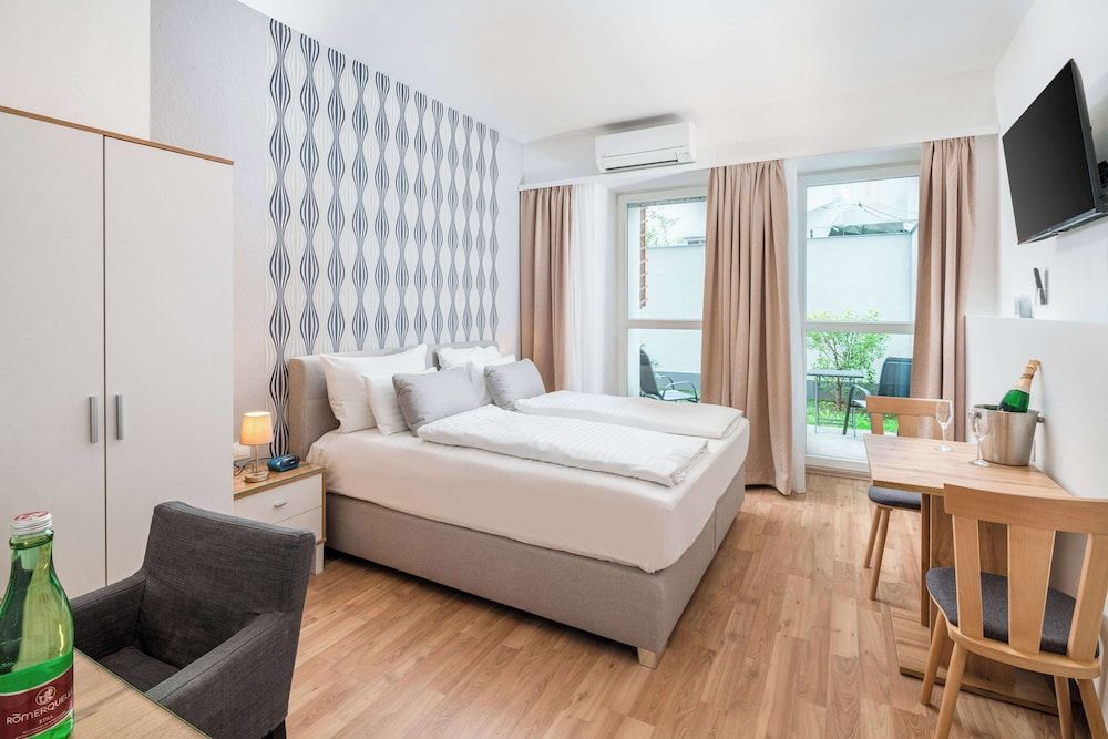 undefined Best Western Plus Celebrity Suites