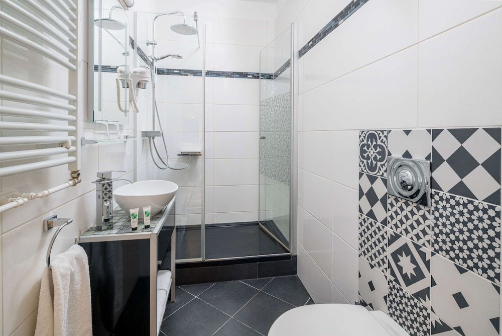 Best Western Plus Celebrity Suites Comfort Suite, 1 King Bed, Kitchenette (Dining Table) 3