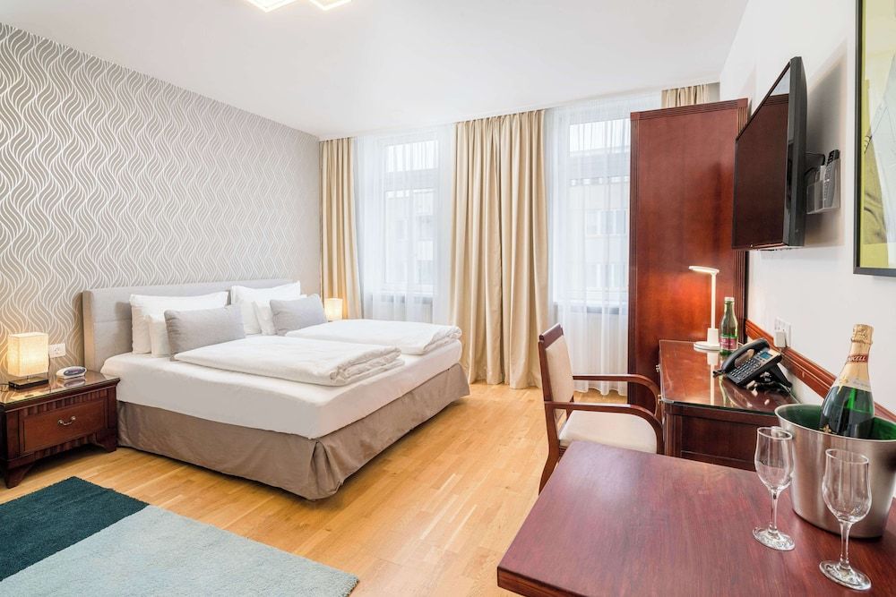 undefined Best Western Plus Celebrity Suites 2