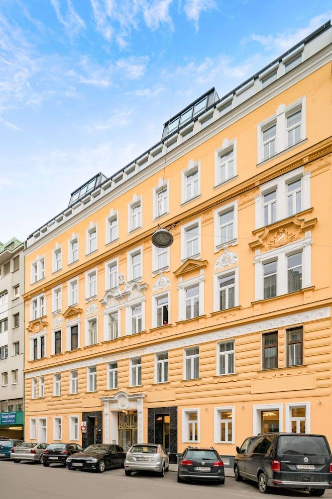 undefined Best Western Plus Celebrity Suites 8