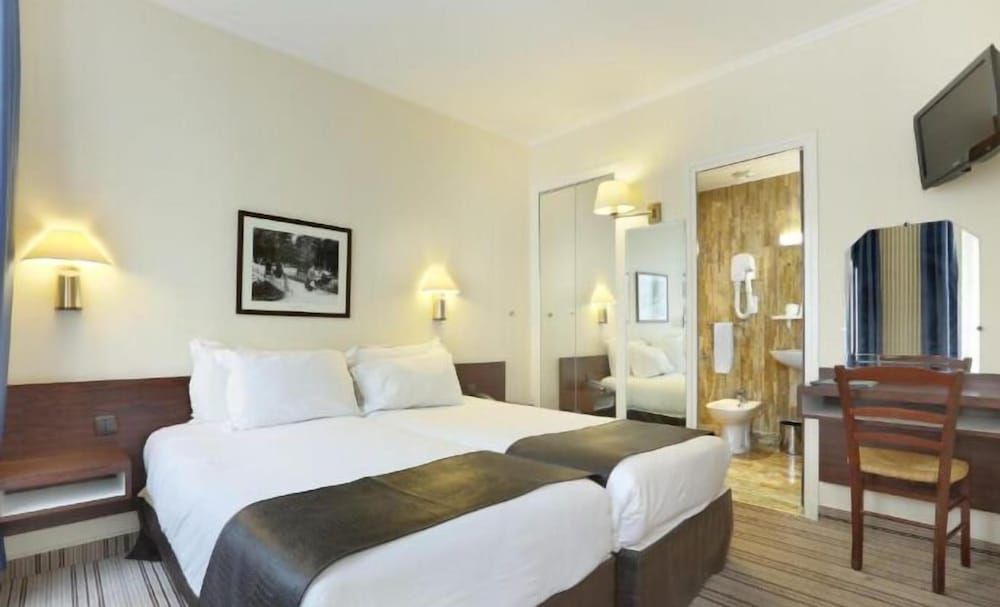 Family Room, Connecting Rooms