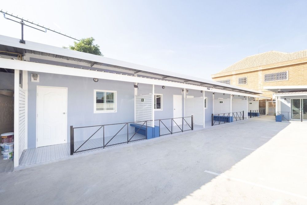 undefined OYO 75383 Danthip Place