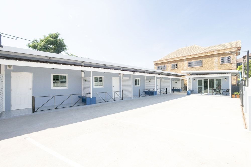 undefined OYO 75383 Danthip Place 4