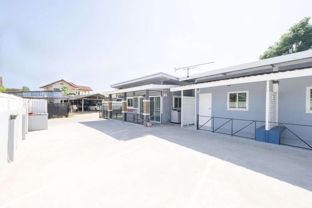 undefined OYO 75383 Danthip Place 5