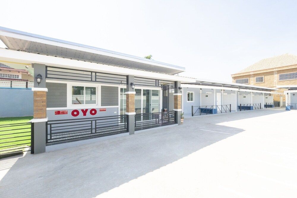 undefined OYO 75383 Danthip Place 3