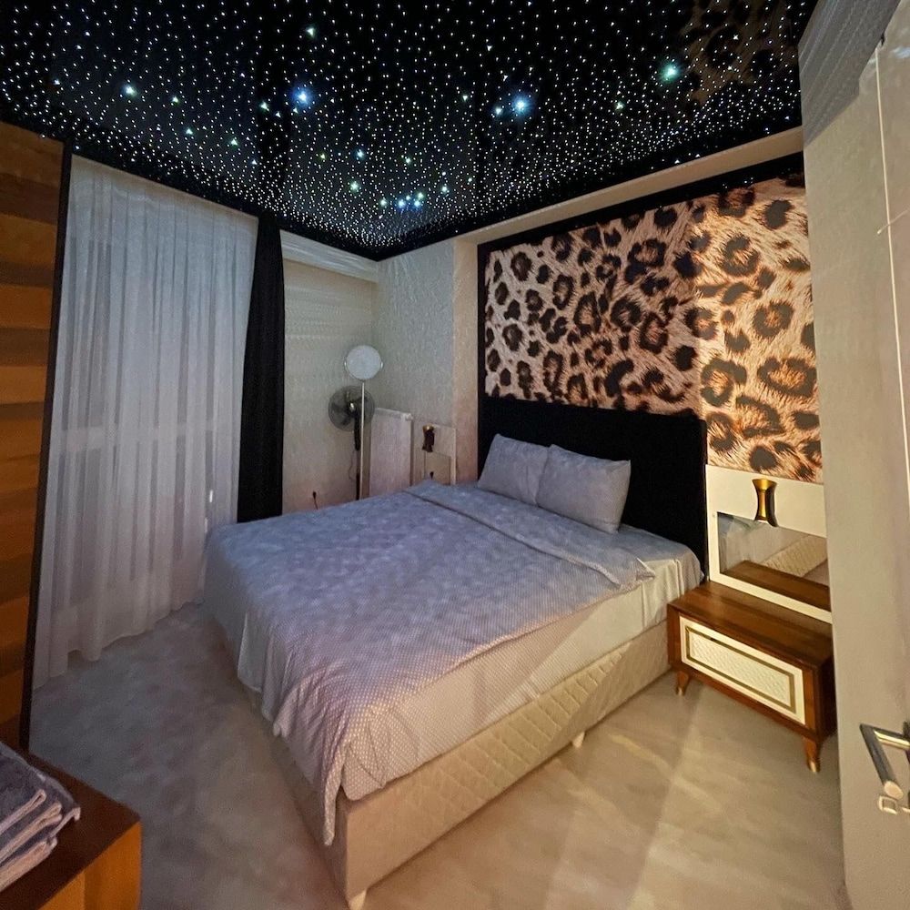 Zmzm Express24 Suites Romantic Suite, 1 Queen Bed, Non Smoking, City View 2