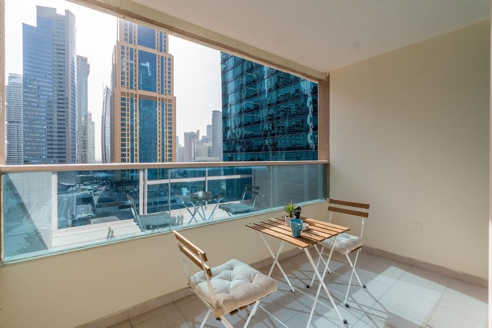 Whitesage - Gorgeous Apartment in JLT Near the Metro Station