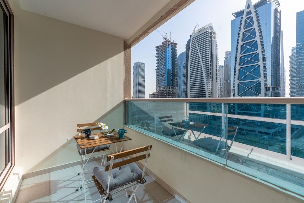 Whitesage - Gorgeous Apartment in JLT Near the Metro Station