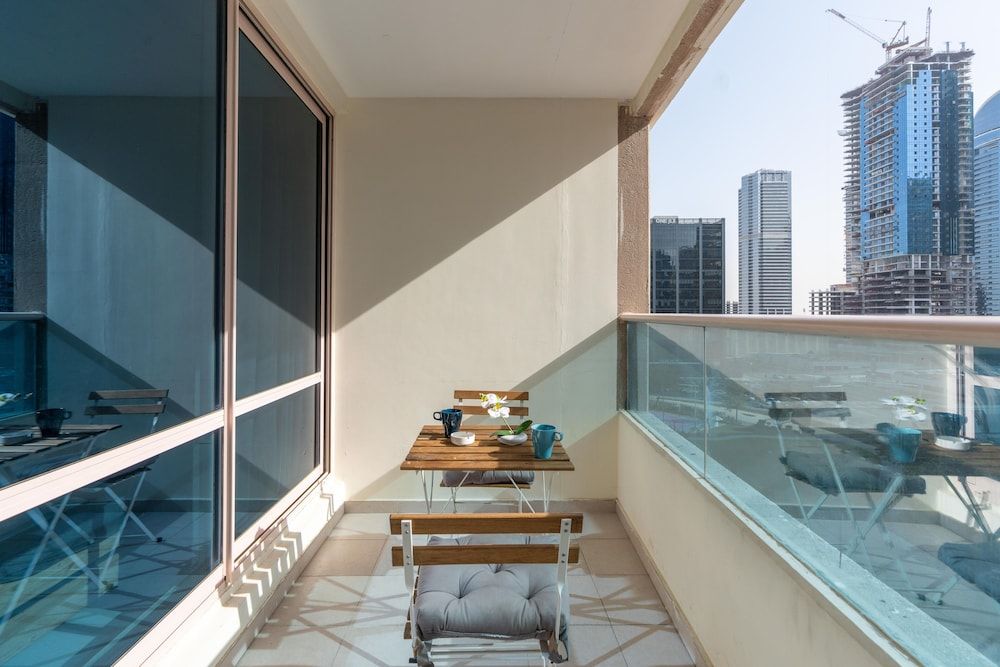 Whitesage - Gorgeous Apartment in JLT Near the Metro Station