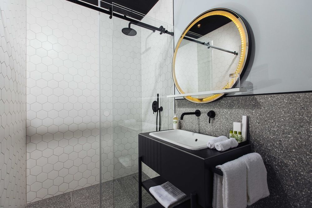 Alice Hotel Basement Double or Twin Room 5