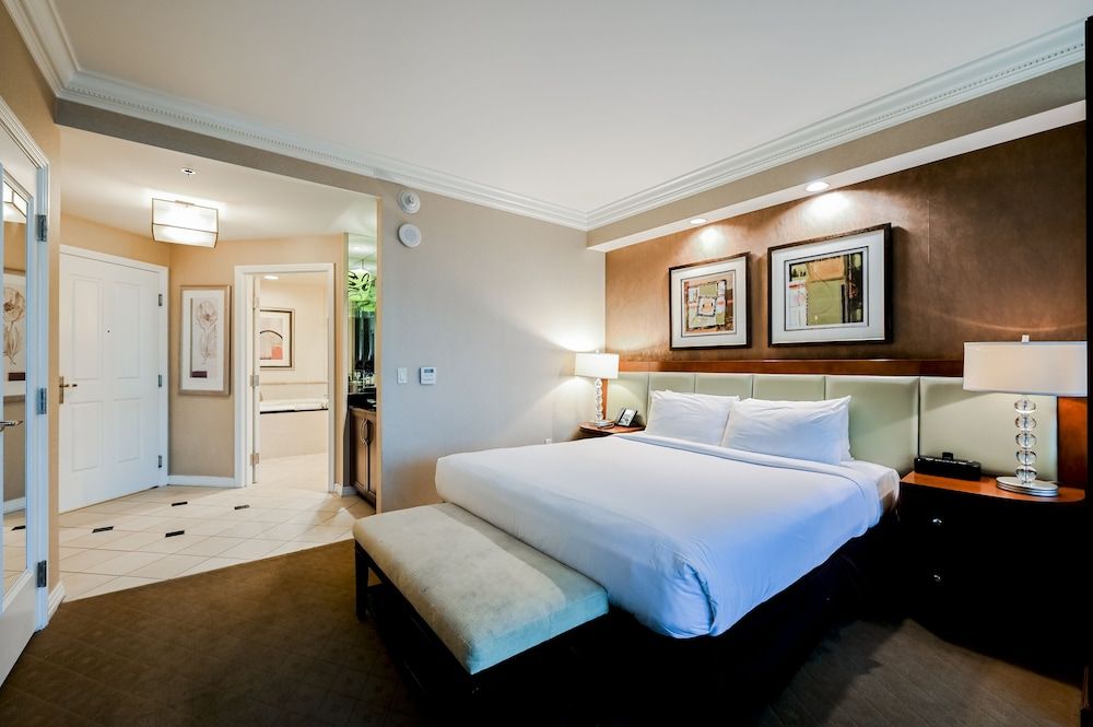Studio Two-Bedroom - Strip View & Balcony