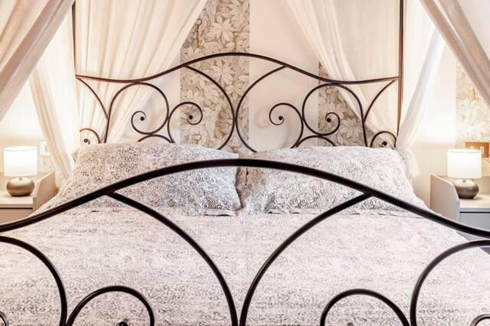 Design Villa With Parking, Navigli Area, Milan House 4