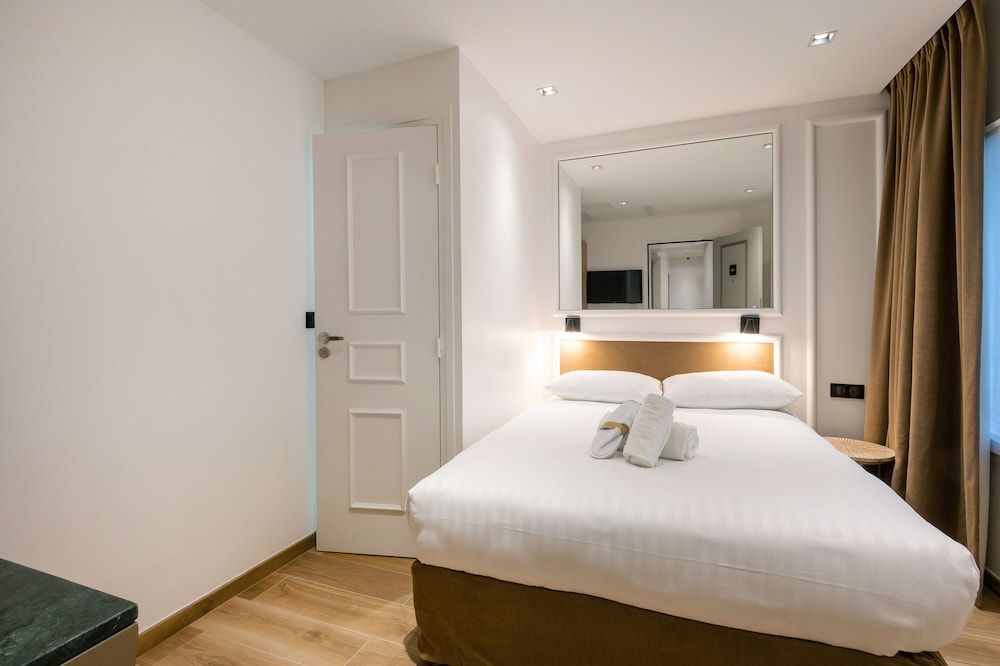 Hotel au Coeur de Republique Basic Double Room 2