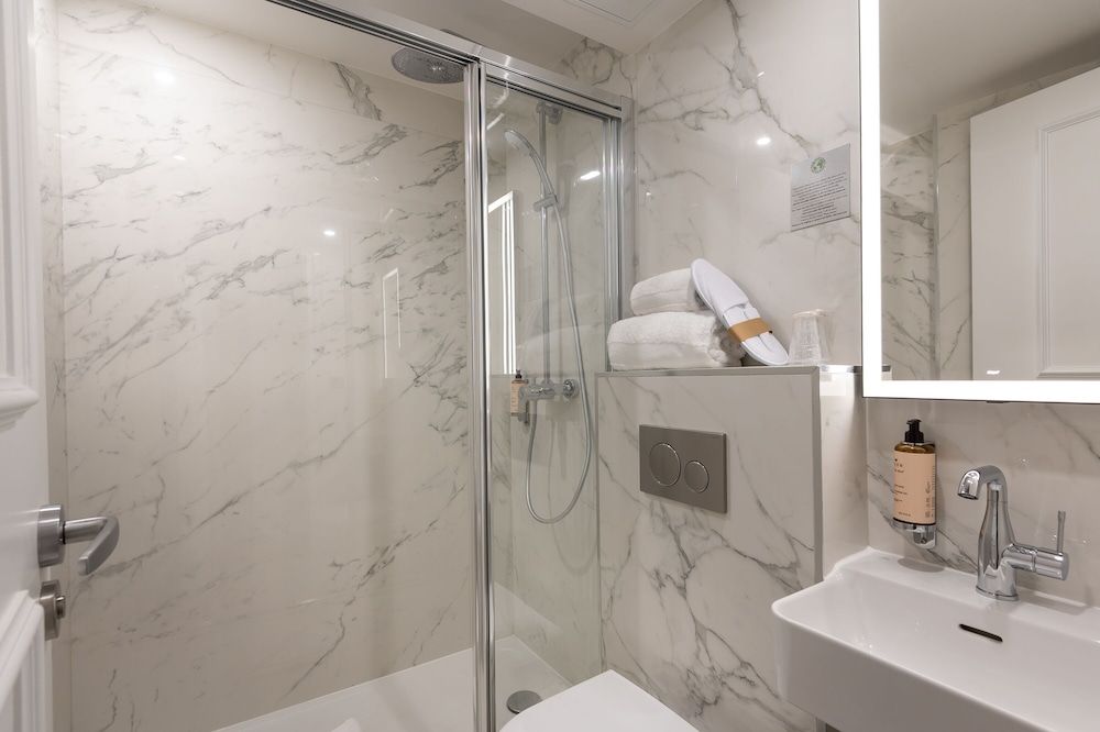 Hotel au Coeur de Republique Basic Double Room 4