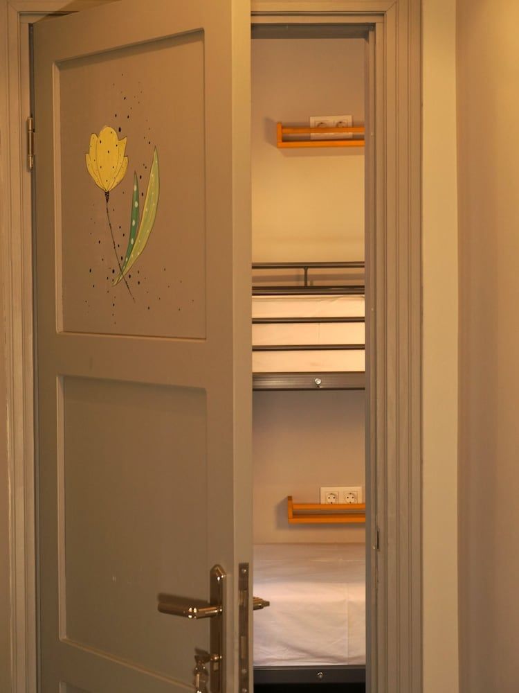 Tilas House No8 - Hostel Orange Lily Twin Room 4