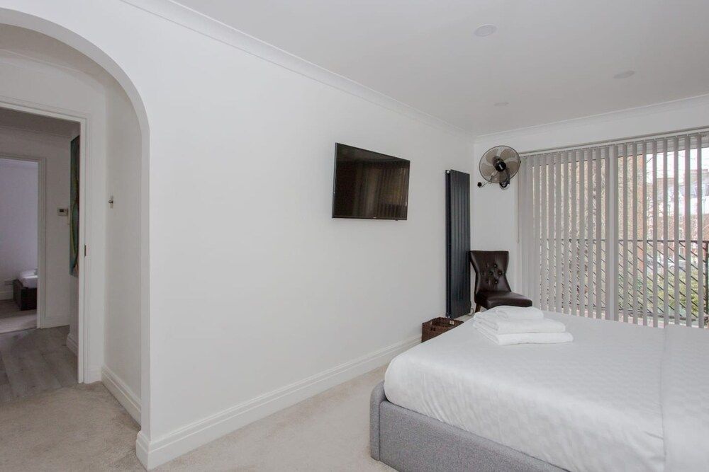 undefined Homely 2 Bedroom Apartment in Maida Vale 4