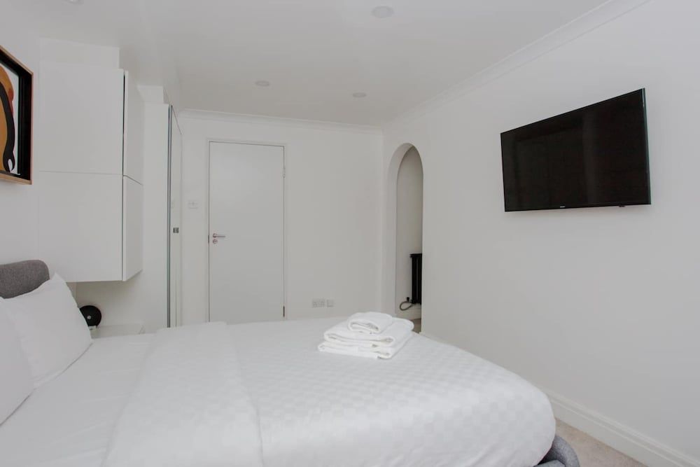 undefined Homely 2 Bedroom Apartment in Maida Vale