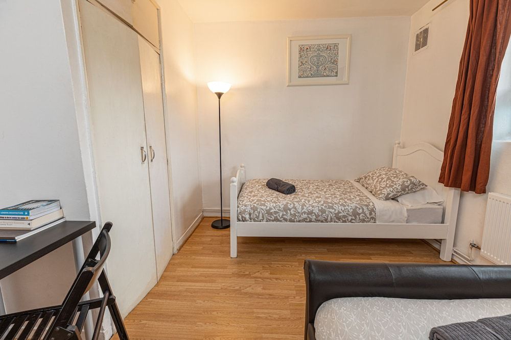 Tower Bridge Accommodation - 1 Triple Room 01 - near Tower of London & Shoreditch 3