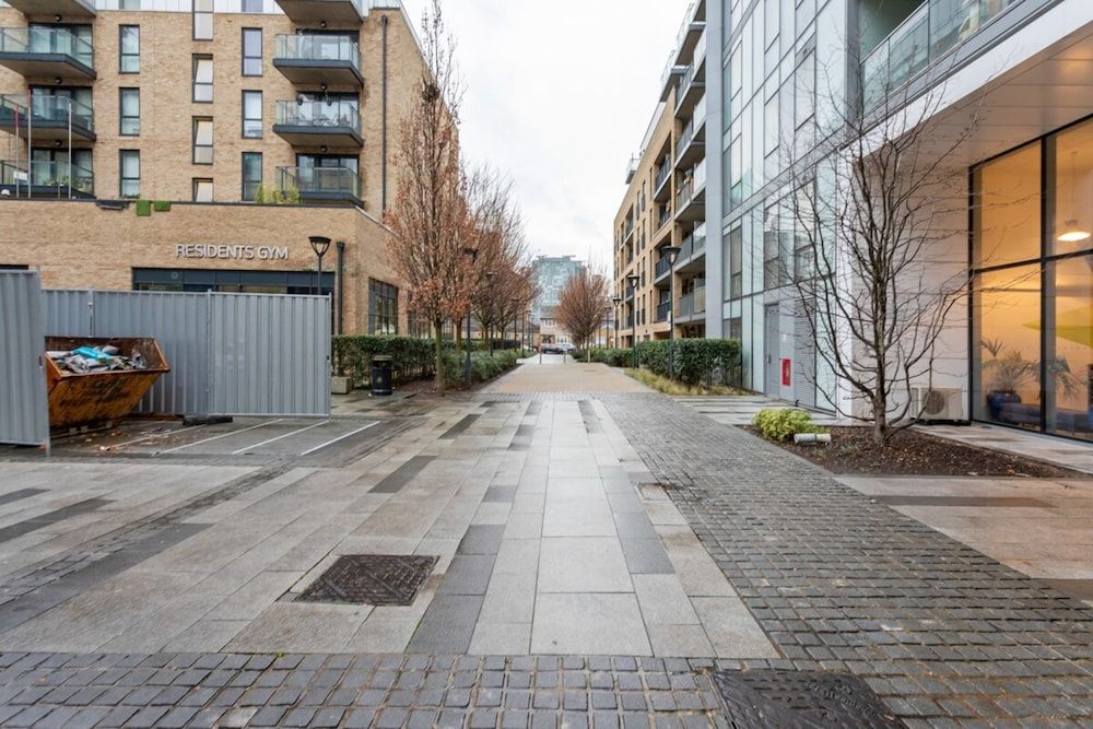 undefined Modern 1 Bedroom Apartment Near Canary Wharf With Balcony 3